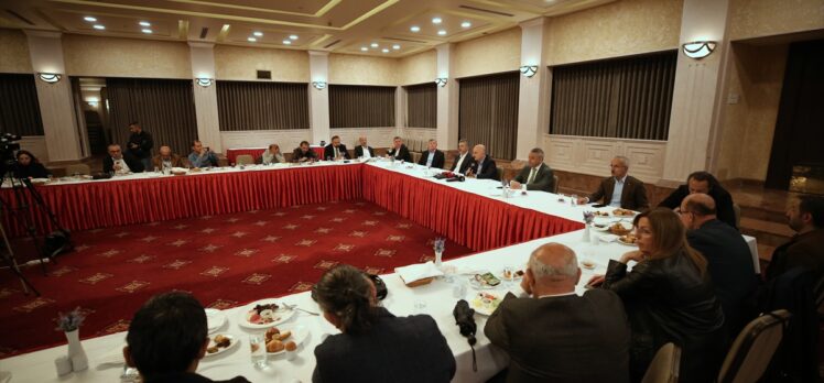 Ulaştırma ve Altyapı Bakanı Karaismailoğlu Trabzon'da gazetecilerle buluştu: