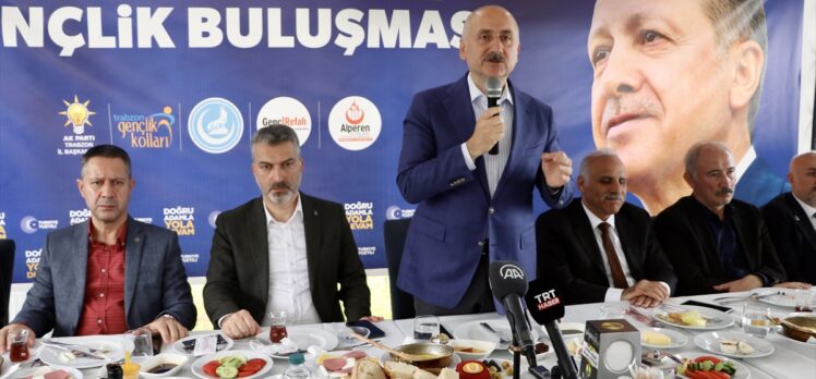 Ulaştırma ve Altyapı Bakanı Karaismailoğlu, Trabzon'da gençlerle bir araya geldi:
