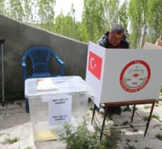 Van ve Hakkari'de hasta veya engelliler ekiplerin yardımıyla oylarını kullandı