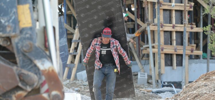Van depremini yaşayan işçi, Kahramanmaraş'ta afet konutlarının inşasında çalışıyor