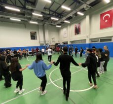 Yabancı öğrenciler, halk oyunları eşliğinde Anadolu kültürünü öğreniyor