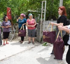 Adanalı kadın sanayiciler Hatay'da depremzedelere yardım çantası dağıttı