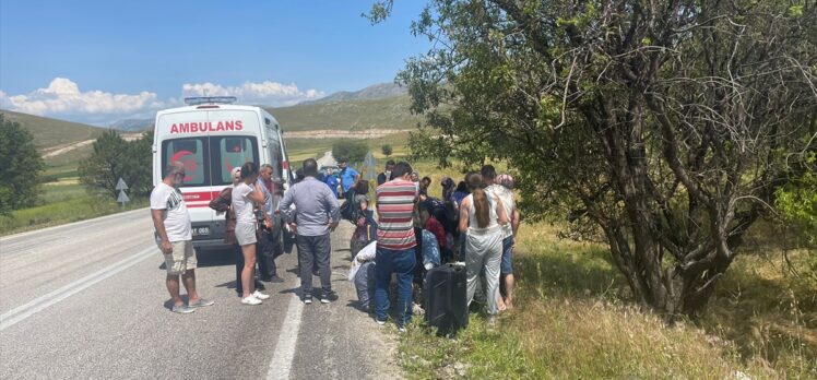 Afyonkarahisar'da şarampole devrilen minibüsteki 7 kişi yaralandı