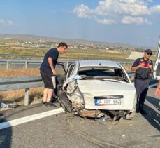 Aksaray'da bariyerlere çarpan otomobildeki çocuk öldü, 7 kişi yaralandı