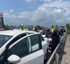 Anadolu Otoyolu'nda 6 aracın karıştığı zincirleme kazada 5 kişi yaralandı