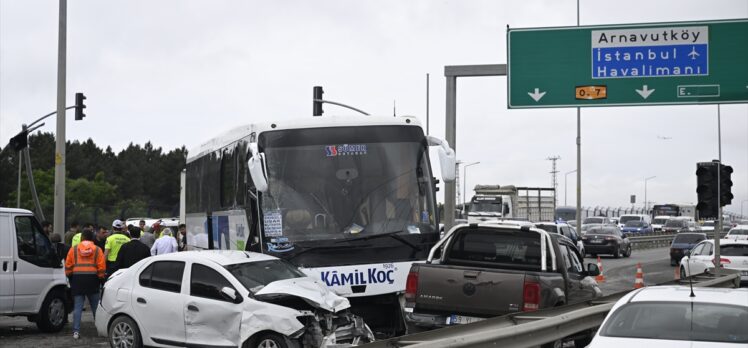 Arnavutköy'de karşı şeride geçen otobüs çok sayıda araca çarptı