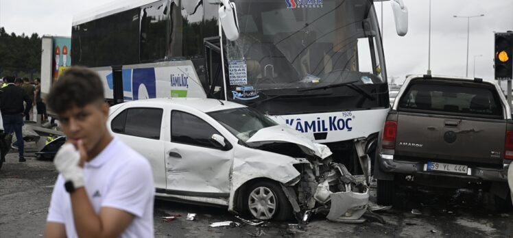 GÜNCELLEME – Arnavutköy'de karşı şeride geçen otobüs çok sayıda araca çarptı