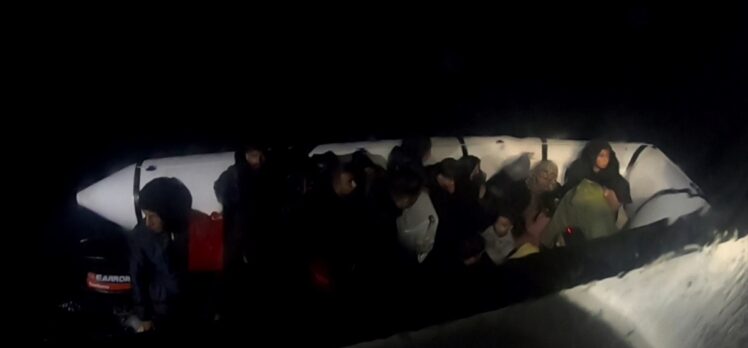 Ayvalık açıklarında 23 düzensiz göçmen yakalandı
