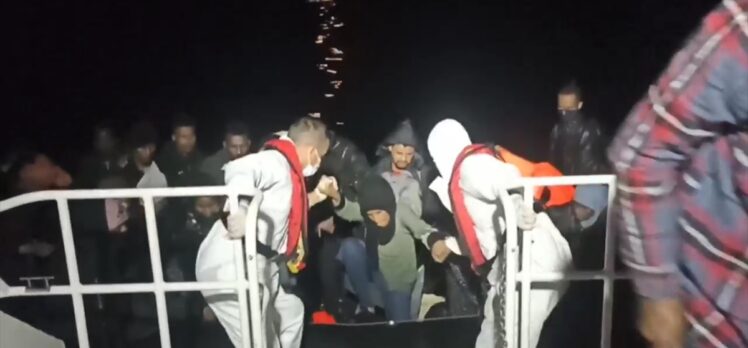 Ayvalık açıklarında Yunanistan unsurlarınca geri itilen 65 düzensiz göçmen kurtarıldı