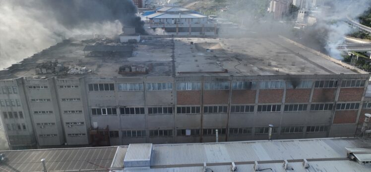 GÜNCELLEME – Başakşehir'de fabrikada çıkan yangını söndürme çalışmaları sürüyor
