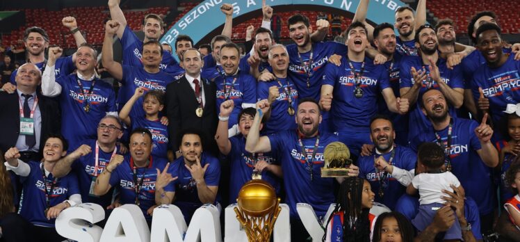 Türkiye Sigorta Basketbol Süper Ligi şampiyonu Anadolu Efes kupasını aldı