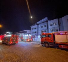 Bursa'da kauçuk fabrikasında çıkan yangına müdahale ediliyor
