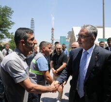 Çalışma ve Sosyal Güvenlik Bakanı Vedat Işıkhan, Mardin'de işçilerle yemek yedi
