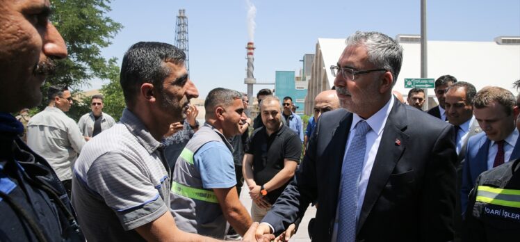 Çalışma ve Sosyal Güvenlik Bakanı Vedat Işıkhan, Mardin'de işçilerle yemek yedi