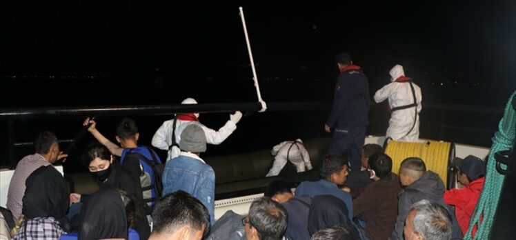 Çanakkale açıklarında geri itilen 35 düzensiz göçmen kurtarıldı