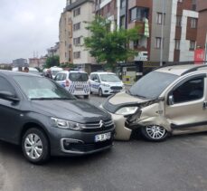 Çekmeköy'de iki aracın çarpıştığı kazada otomobilin sürücüsü yaralandı