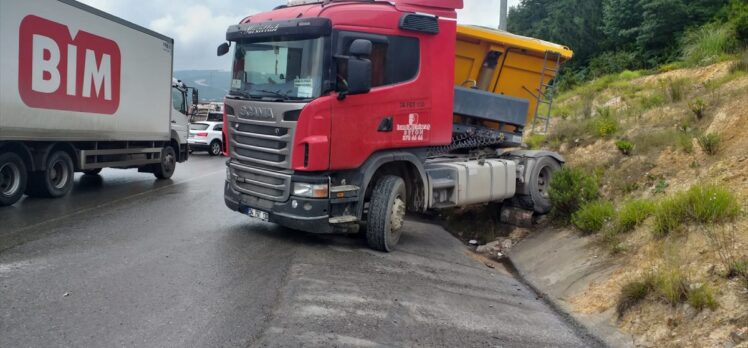 Çekmeköy'de kasası ayrılarak yola düşen kamyon, kazaya neden oldu