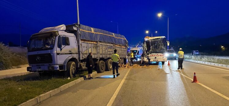 Çorum'da yolcu otobüsü ile tuğla yüklü kamyon çarpıştı: 1 ölü, 9 yaraladı