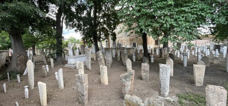 Edirne'deki Gazi Mihal Camisi haziresinde bulunan mezar taşları aslına uygun onarıldı