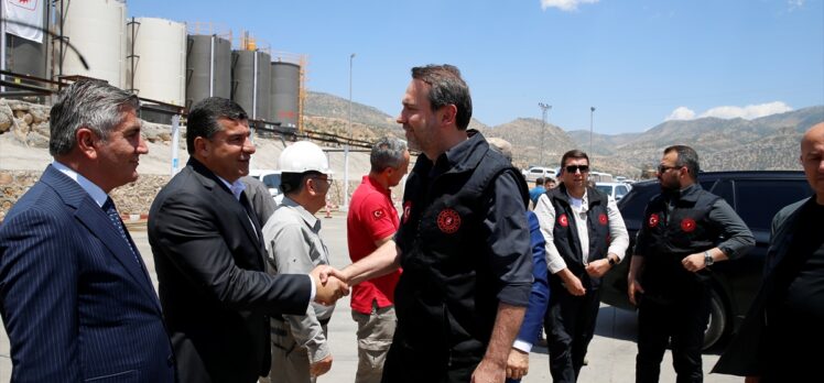 Bakan Bayraktar, Şırnak'ta petrol sahasını havadan inceledi