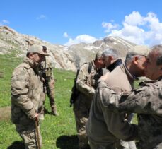 Erzincan Valisi Makas, operasyon bölgelerindeki güvenlik güçleriyle bayramlaştı