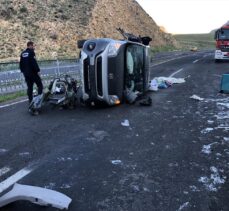 Erzurum'da hafif ticari aracın bariyerlere çarptığı kazada 1 kişi öldü, 2 kişi yaralandı
