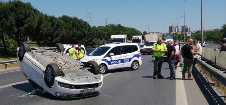 Esenler'de takla atan otomobildeki sürücü yaralandı