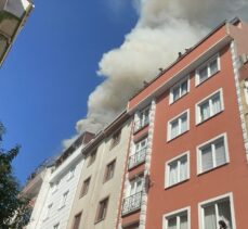 Esenyurt'ta 2 binanın çatı katında çıkan yangın hasara yol açtı