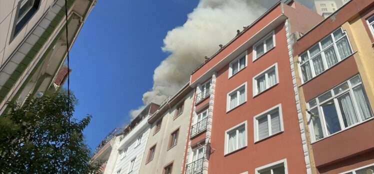 Esenyurt'ta 2 binanın çatı katında çıkan yangın hasara yol açtı