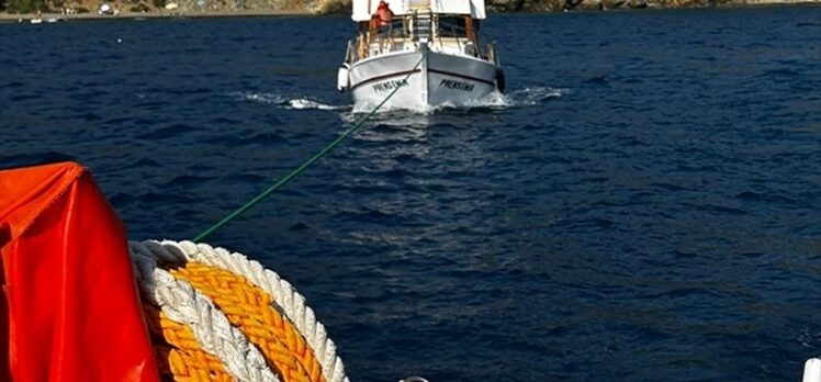 Fethiye açıklarında sürüklenen tekne kurtarıldı