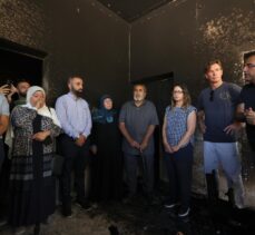 Filistin'deki 20 büyükelçi, Yahudi yerleşimcilerin saldırdığı Turmusaya beldesini ziyaret etti