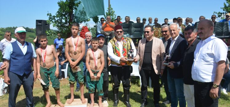 Geleneksel Beyören Köyü Karakucak Bayram Güreşleri'nde Kazım Şan başpehlivan oldu