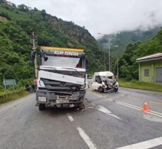 Giresun'da kamyon ile minibüsün çarpıştığı kazada 1 kişi öldü