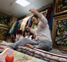 İranlı halı tamircileri, yıpranmış el dokuması halıları adeta “yeniden hayata döndürüyor”