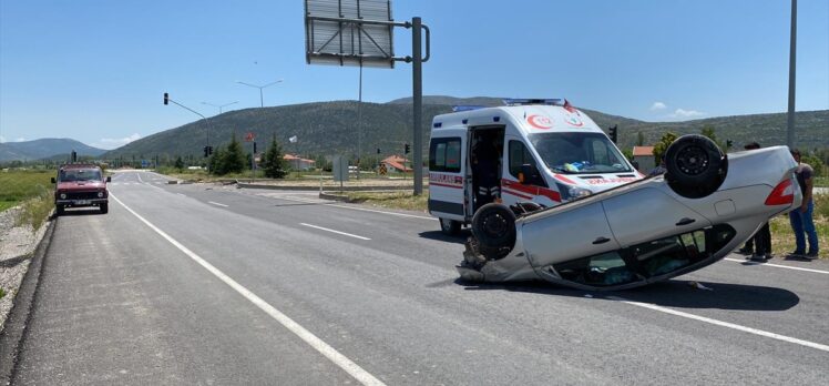 Isparta'da otomobilin takla attığı kazada 3 kişi yaralandı