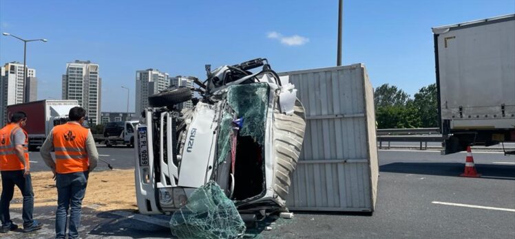 İstanbul'da minibüse çarpıp devrilen kamyonun sürücüsü yaralandı