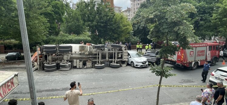 Kadıköy'de park halindeki araçların üzerine devrilen beton mikserinin sürücüsü yaralandı