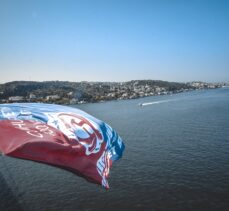 Kadın Futbol Süper Ligi şampiyon ABB FOMGET'in bayrağı Boğaz'daki köprülere asıldı