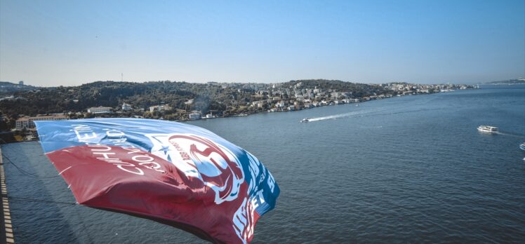Kadın Futbol Süper Ligi şampiyon ABB FOMGET'in bayrağı Boğaz'daki köprülere asıldı