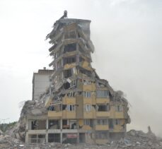 Kahramanmaraş'ta Ebrar Sitesi'nde ağır hasar alan son iki binadan biri daha kontrollü şekilde yıkıldı