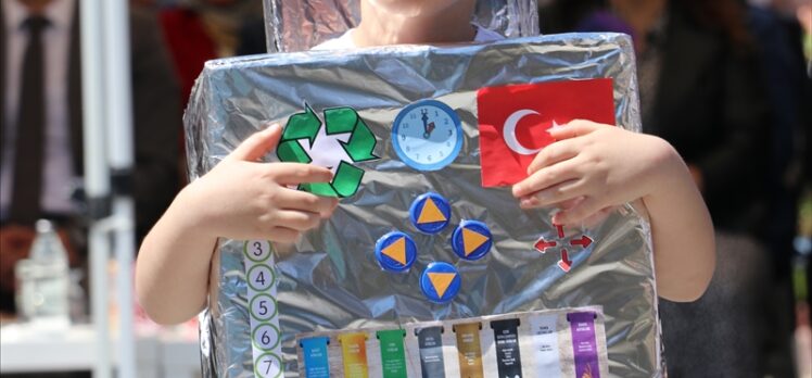 Karabük'te anaokulu öğrencileri atık malzemelerden yapılan kıyafetlerle podyuma çıktı