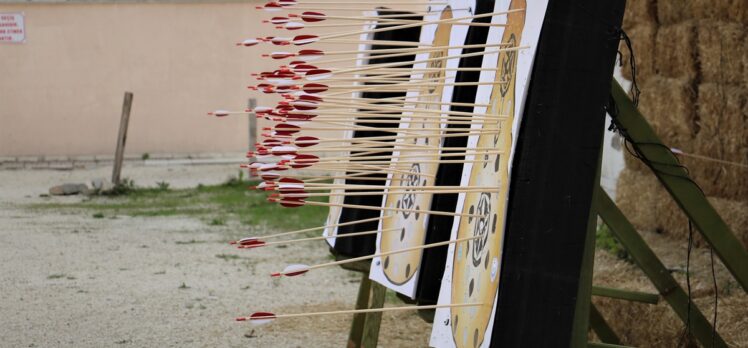 Kastamonu'da düzenlenen Türk Dünyası Günleri'nde okçuluk eğitimi veriliyor