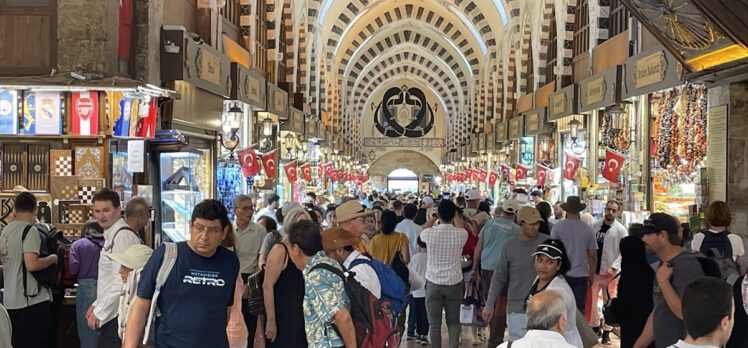 Kurban Bayramı öncesi Mısır Çarşısı'nda alışveriş hareketliliği yaşanıyor