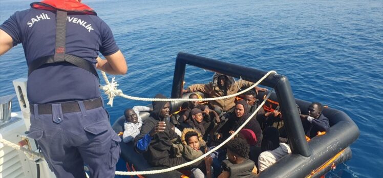 Kuzey Ege'de Yunanistan unsurlarınca geri itilen 14 düzensiz göçmen kurtarıldı