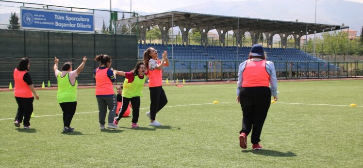 Malatya'da depremzede down sendromlu çocuklar, kadın futbolcularla buluştu