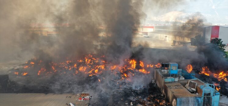 Manisa'da fabrikada çıkan yangın, 16 saattir sürüyor