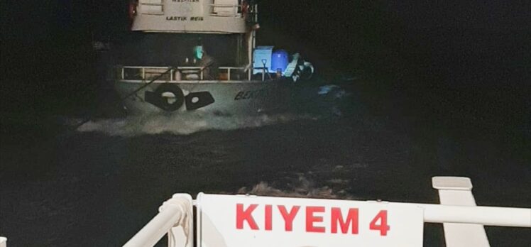Marmara Adası açıklarında sürüklenen tekne kurtarıldı