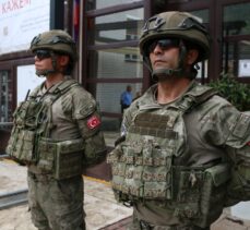 Mehmetçik, Kosova'nın kuzeyindeki Zubin Potok'ta güvenliği sağlıyor