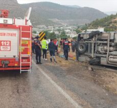 Mersin'de devrilen servis midibüsündeki 12 işçi yaralandı