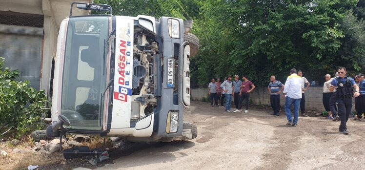 Osmaniye'de yolun çökmesi sonucu devrilen beton mikserinin sürücüsü yaralandı